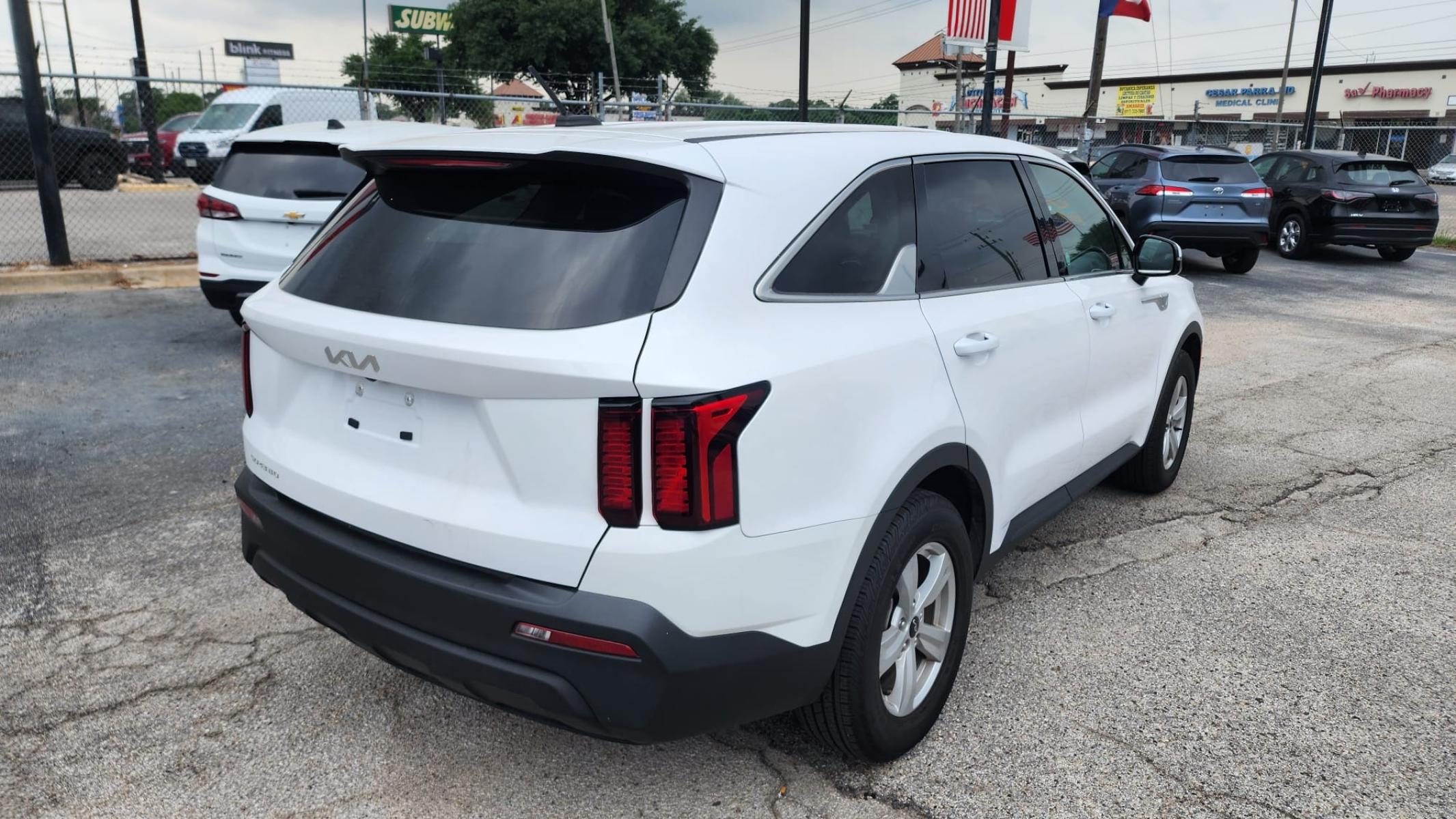 2023 White Kia Sorento LX 2WD (5XYRG4LC3PG) with an 2.4L L4 DOHC 16V engine, 6A transmission, located at 1842 Wirt Road, Houston, TX, 77055, (713) 973-3903, 29.805330, -95.484787 - Photo #3